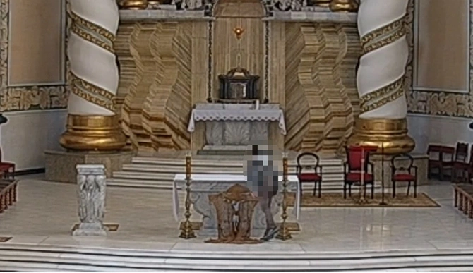 Opluł ołtarz, rzucił krzyżem w tabernakulum. Profanacja kościoła w Białymstoku