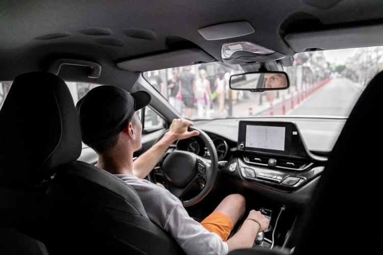 Od pasów bezpieczeństwa do ADAS – jak zmieniała się historia ochrony kierowców