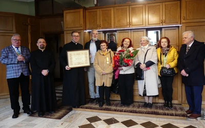 Grażyna Nalepa (w śroidku) z duszpasterzami, przyjaciółmi z KIK-u i pracownikami parafii.