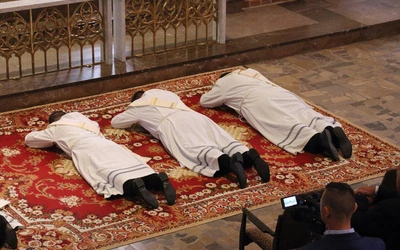 Belgia: biskup zapowiada święcenie żonatych mężczyzn na kapłanów