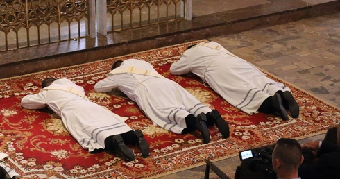 Belgia: biskup zapowiada święcenie żonatych mężczyzn na kapłanów