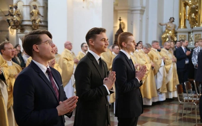 Sutanna jest jak latarnia pośród sztormu