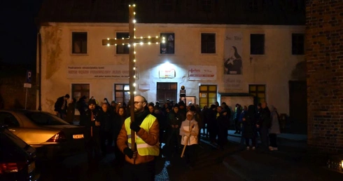 W ciszy i ciemności za krzyżem z Sulechowa do Świebodzina