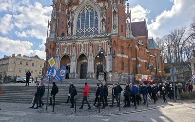 Kraków. Mężczyźni na Marszu św. Józefa