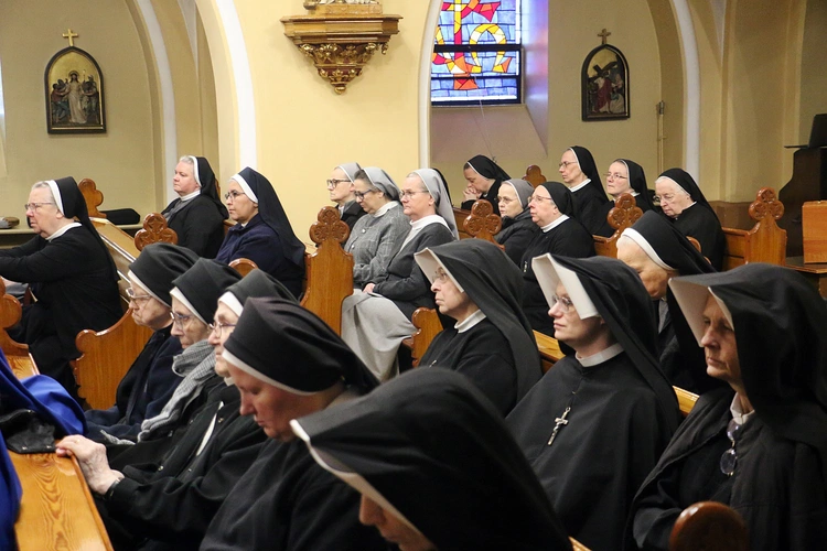 „Powstań i świeć” - rekolekcje dla sióstr zakonnych, które prowadzą do prawdy i wolności