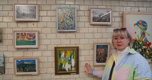 Życie, wiosna, zmartwychwstanie. Wielkanocna wystawa pod kolejowymi torami