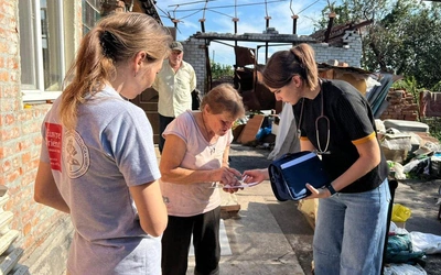 Ukraina: mobilne kliniki, niosące pomoc chorym na froncie