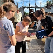 Ukraina: mobilne kliniki, niosące pomoc chorym na froncie