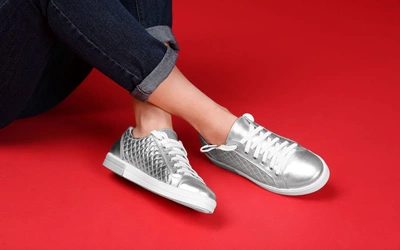 Wieczna młodość w Twojej szafie – fenomen klasycznych trampek