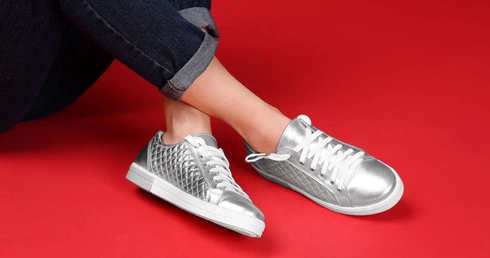 Wieczna młodość w Twojej szafie – fenomen klasycznych trampek