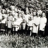 Siostra Rozalia Sidełko z grupą dzieci