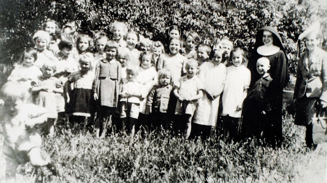 Siostra Rozalia Sidełko z grupą dzieci