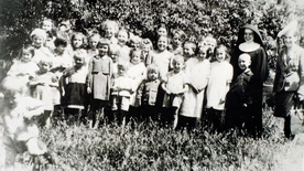 Siostra Rozalia Sidełko z grupą dzieci