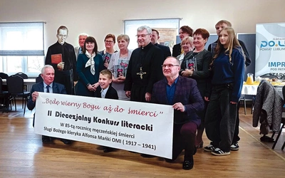Wspólne zdjęcie uczestników spotkania. W środku o. Lucjan Osiecki OMI, wicepostulator procesu beatyfikacyjnego.