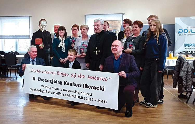 Wspólne zdjęcie uczestników spotkania. W środku o. Lucjan Osiecki OMI, wicepostulator procesu beatyfikacyjnego.