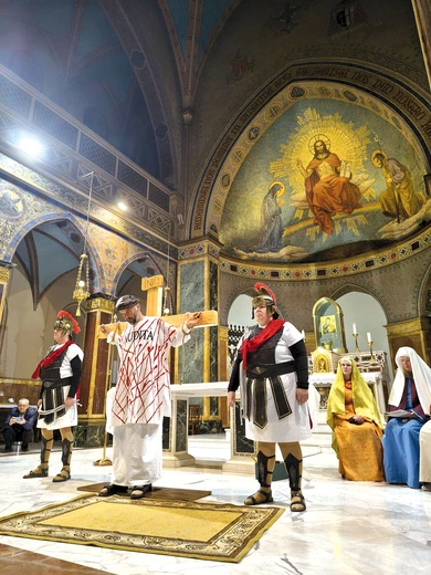 Nabożeństwo w formie przedstawienia w Sanktuarium Matki Bożej Nieustającej Pomocy w Rzymie.