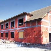 Ks. Rafał Buzała zapewnia,  że praca w ZOL daje mu dużo duszpasterskiej radości, a od chorych dostaje mnóstwo dobra i życzliwości. Budowę można wesprzeć, wpłacając datki na konto Caritas Archidiecezji Krakowskiej (szczegóły na www.krakowcaritas.pl). To dobry sposób na wielkopostną jałmużnę. Warto też przekazać krakowskiej Caritas 1,5 proc. swojego podatku (KRS 0000207658).