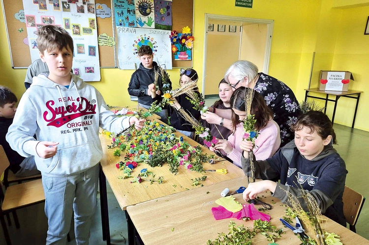 Korytarz  szkolny w Robuniu  stał się warsztatem rękodzieła.  