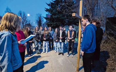 Wieczór rozpoczęła Droga Krzyżowa.