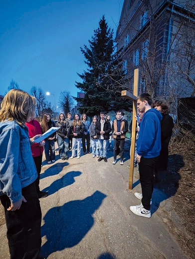 Wieczór rozpoczęła Droga Krzyżowa.