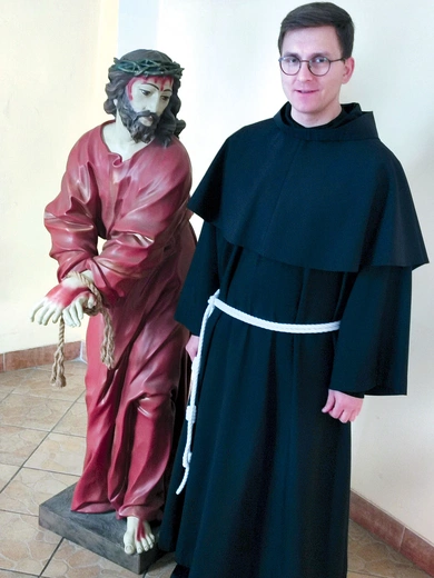 Duchowość franciszkańska podkreśla wielką miłość Jezusa do człowieka, wyrażoną jego męką i śmiercią  na krzyżu.