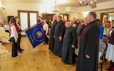 Zebrani oddali cześć kapłanowi, wspominając jego życie i duszpasterską posługę. 