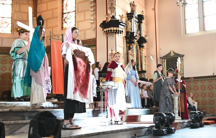 Występ dzieci i młodzieży został nagrodzony owacjami na stojąco. 