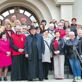 Wolontariusze przed Bazyliką MB Ostrobramskiej w Skarżysku-Kamiennej.