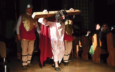 Doroczna inscenizacja odbyła się 17 marca. Najważniejsze sceny z życia Jezusa Głogowianom zaprezentowało prawie 50 osób. W minionych latach amatorska grupa parafialna prezentowała misterium m.in. w Dalkowie oraz w Sanktuarium Matki Bożej Jutrzenki Nadziei w Grodowcu.