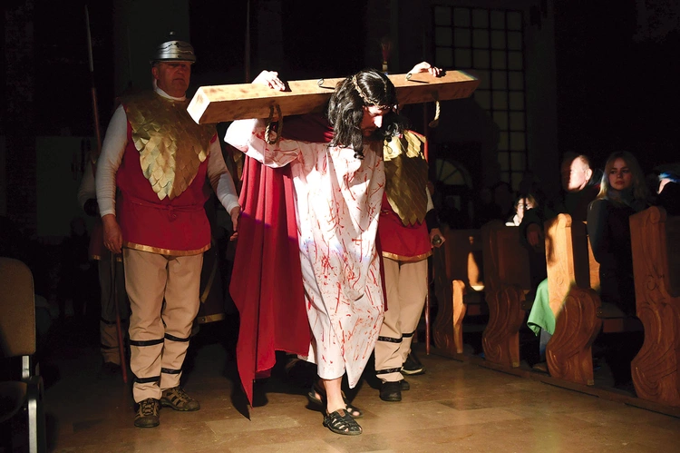 Doroczna inscenizacja odbyła się 17 marca. Najważniejsze sceny z życia Jezusa Głogowianom zaprezentowało prawie 50 osób. W minionych latach amatorska grupa parafialna prezentowała misterium m.in. w Dalkowie oraz w Sanktuarium Matki Bożej Jutrzenki Nadziei w Grodowcu.