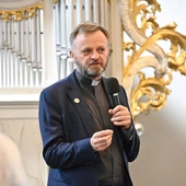 – Każdy w swoim sumieniu podejmuje decyzję odnośnie do swoich wyborów życiowych, postępowania, kształtowania swojej codzienności. W jej podjęciu  nie pomoże nam ani papież,  ani żaden autorytet czy instancja  – podkreśla za świętym  J.H. Newmanem ks. Glombik.