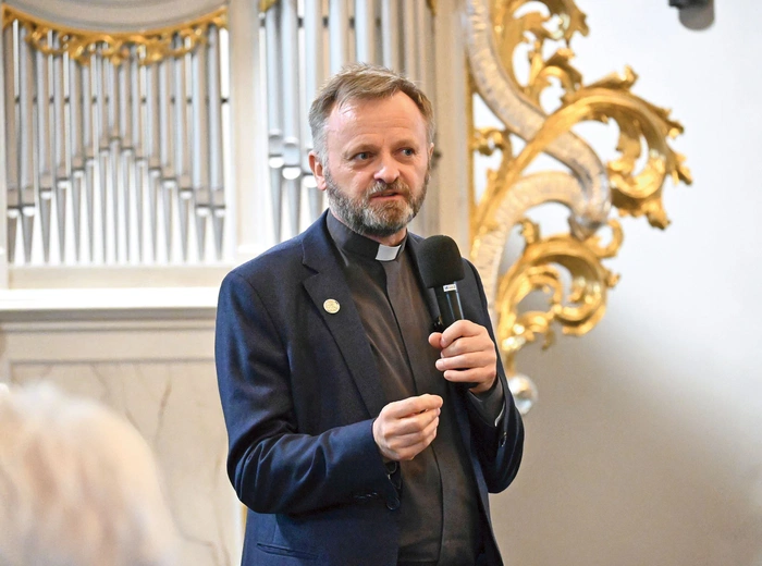 – Każdy w swoim sumieniu podejmuje decyzję odnośnie do swoich wyborów życiowych, postępowania, kształtowania swojej codzienności. W jej podjęciu  nie pomoże nam ani papież,  ani żaden autorytet czy instancja  – podkreśla za świętym  J.H. Newmanem ks. Glombik.