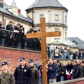Dzień u Matki Bożej wypełniły młodym m.in. spowiedź, konferencja i Droga Krzyżowa na wałach jasnogórskich. 
