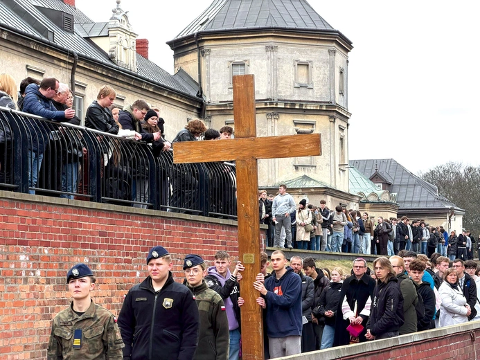 Dzień u Matki Bożej wypełniły młodym m.in. spowiedź, konferencja i Droga Krzyżowa na wałach jasnogórskich. 