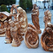 Różaniec bądź figurka to piękny przedmiot, a dla chrześcijan w wielu miejscach to pomoc w przeżyciu, wyraz solidarności i nadziei.  