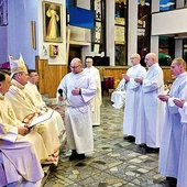 Następnie będzie rok formacji, w którym kandydaci przyjmą posługę lektoratu. W trzecim roku przyjmą posługę akolitatu i na koniec drogi formacyjnej – święcenia. W naszej diecezji posługuje już czterech diakonów stałych, a 15 – na różnych etapach – przygotowuje się do tej posługi. Od 2023 r. działa Diecezjalny Ośrodek Formacji Diakonów Stałych w Zielonej Górze.  Więcej na www.ift.zgora.pl/diakonat. 