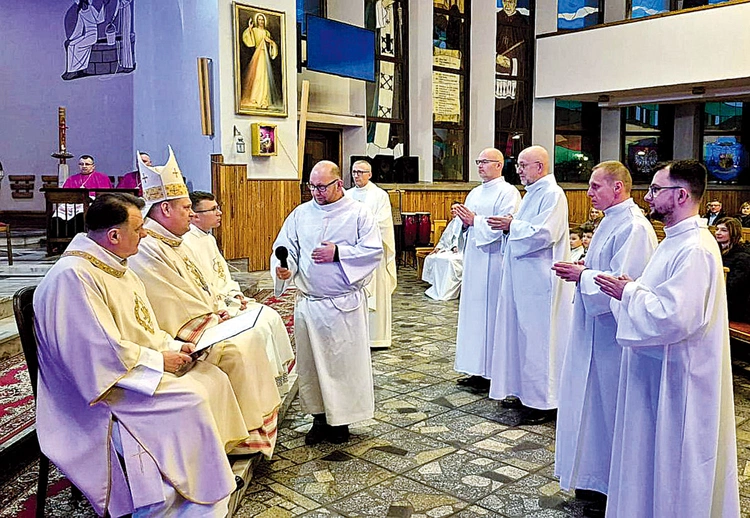 Następnie będzie rok formacji, w którym kandydaci przyjmą posługę lektoratu. W trzecim roku przyjmą posługę akolitatu i na koniec drogi formacyjnej – święcenia. W naszej diecezji posługuje już czterech diakonów stałych, a 15 – na różnych etapach – przygotowuje się do tej posługi. Od 2023 r. działa Diecezjalny Ośrodek Formacji Diakonów Stałych w Zielonej Górze.  Więcej na www.ift.zgora.pl/diakonat. 