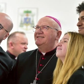 Życzenia metropolicie warmińskiemu złożyli również przedstawiciele Warmińskiego Duszpasterstwa Młodzieży. – Będziemy wspierać modlitwą, zarazem dziękując za wsparcie i obecność na naszych wydarzeniach, za modlitwy w naszej intencji – mówili.