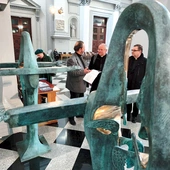 Wszystkie prace cyklu „Akatysteron” zostały wykonane w 2025 roku jako odlewy z brązu o wysokości 180 cm i wadze 120 kg. W centrum figur znajduje się otwór w kształcie krzyża, który nie jest brakiem, lecz prześwitem, przez który przechodzą światło i świętość.