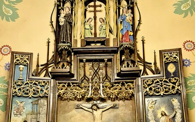 Ołtarz boczny w szczawnickim kościele ukazujący narodzenie Jezusa, ukrzyżowanie i zmartwychwstanie, zwieńczony figurami św. Franciszka, św. Antoniego Padewskiego i Najświętszej Maryi Panny. 