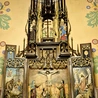Ołtarz boczny w szczawnickim kościele ukazujący narodzenie Jezusa, ukrzyżowanie i zmartwychwstanie, zwieńczony figurami św. Franciszka, św. Antoniego Padewskiego i Najświętszej Maryi Panny. 