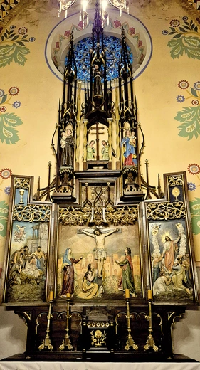 Ołtarz boczny w szczawnickim kościele ukazujący narodzenie Jezusa, ukrzyżowanie i zmartwychwstanie, zwieńczony figurami św. Franciszka, św. Antoniego Padewskiego i Najświętszej Maryi Panny. 