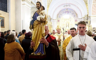 Po poświęceniu figurę świętego przeniesiono do kapliczki.