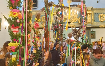 Wśród kultywowanych zwyczajów wyróżnia się przygotowywanie barwnych palm wielkanocnych. 