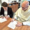 O. Andrzej Kuśmierski OP oraz dyrektor BUWr dr Dorota Siwicka podpisują porozumienie.