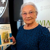 Anna Wójtowicz z najnowszą książką o pięciu kapliczkach w Targowisku.