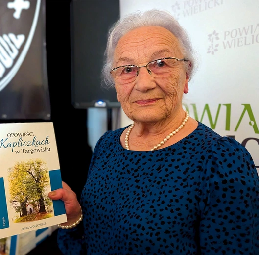 Anna Wójtowicz z najnowszą książką o pięciu kapliczkach w Targowisku.