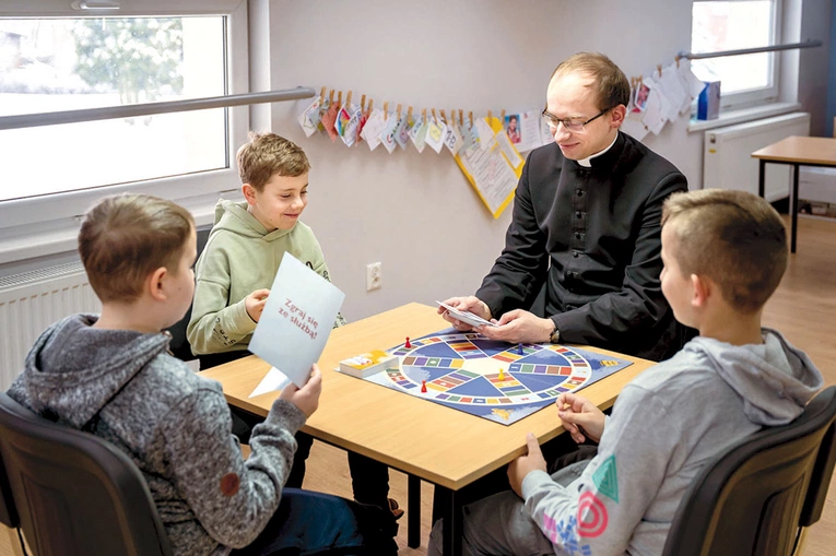 Gra planszowa to świetna okazja do integracji na zbiórkach ministrantów,  ale nie tylko. Można też zagrać  w domu albo ze znajomymi