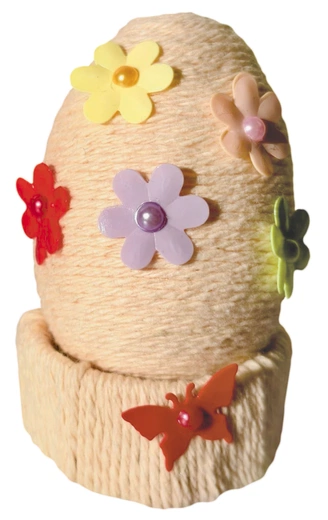 Jajka to symbol nowego życia. Zdobiono je i potem obdarowywano nimi,  a poświęconym jajkiem  dzielono się podczas wielkanocnego śniadania 