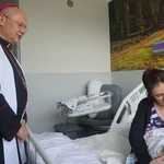 Wizyta bp. Odera na oddziale położniczym